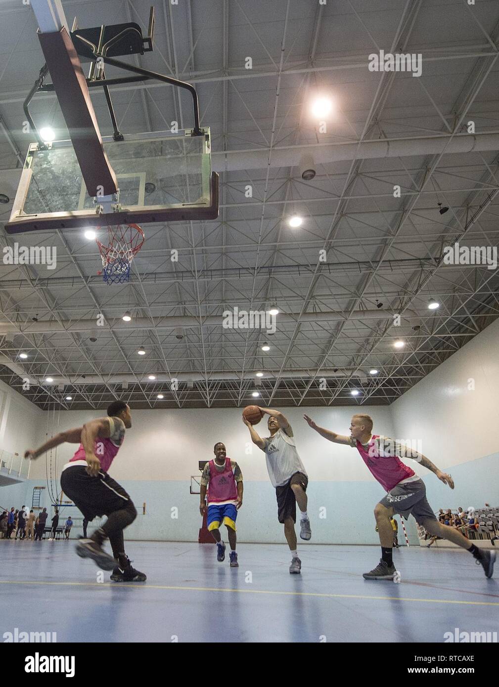 Us-Mitglieder spielen ein Spiel der Basketball während Qatari nationaler Sport Tag Feb.12, 2019, Al Udeid Air Base, Katar. Usa und Katar militärische Kräfte waren in der Lage, im Team Events, darunter Basketball, Volleyball und Fußball zu konkurrieren, sowie einzelne Ereignisse wie Schwimmen und Tischtennis im Laufe des Vormittags. Qatari nationaler Sport Tag servicemembers beider Nationen die Möglichkeit militärischer Beziehungen durch freundliche Konkurrenz zu stärken. Stockfoto