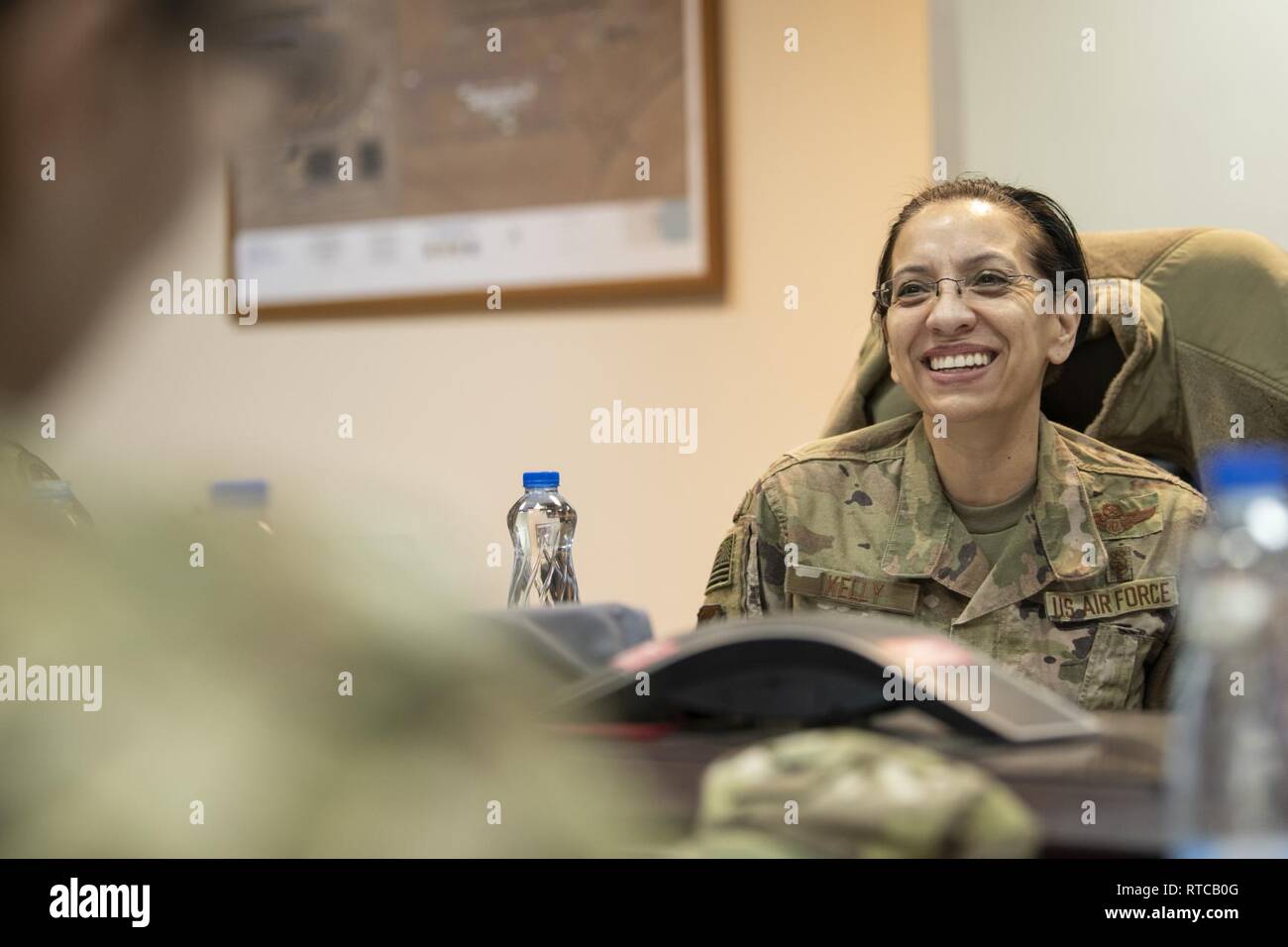 Air Force Reserve Command Chief Master Sgt. Ericka Kelly spricht mit 386 Air Expeditionary Wing Führer während einer Mission kurz an einem unbekannten Ort in Südwestasien, Feb.12, 2019. Kelly begleitet Generalleutnant Richard Scobee, AFR Commander und andere AFR Führer zu 'The Rock' mit Bereitgestellt finden Bürger Flieger zu sprechen, sie für ihre Bemühungen erkennen und erste Hand Feedback um die AFR durch wirksamere Reform der Bekämpfung bereit Flieger. Stockfoto