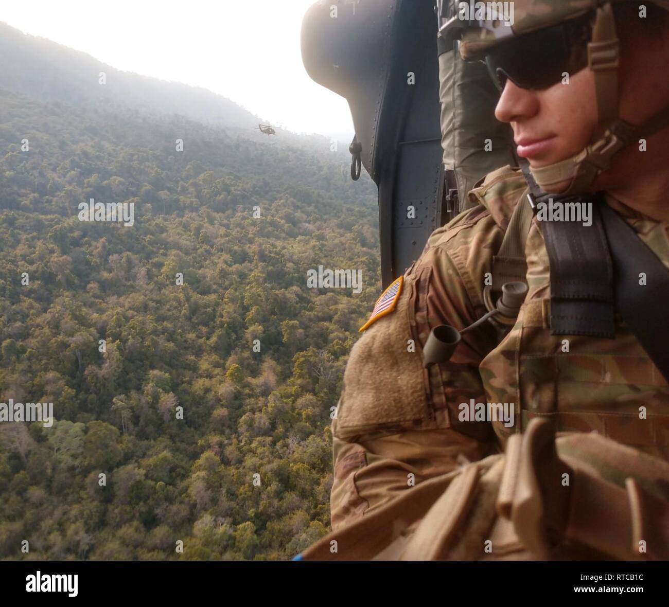 Pfc. Vera, ein Soldat mit 5 Bataillon, 20 Infanterie Regiment, auf einem Sikorsky UH-60 Black Hawk, da sie sich auf die Gruppe live fire Übung in der Provinz Phitsanulok in Thailand, Feb.12, 2019 bewegen. Dies war Teil der Cobra Gold 19, eine Übung, die die regionale Sicherheit zu fördern und wirksame Antworten auf regionale Krisen sicherzustellen, indem eine robuste multinationale Kraft gemeinsamer Ziele und Verpflichtungen im Indopazifik. ( Stockfoto