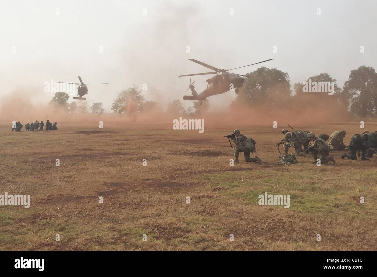 Soldaten mit 5 Bataillon, 20 Infanterie Regiment, sicher eine Landing Zone mit ihren Royal Thai Army Gegenstücke wie Sikorsky UH-60 Black Hawks fahren Sie mit dem nächsten Aufzug Lage in der Provinz Phitsanulok in Thailand, 12.02.2019. Dies war Teil der Cobra Gold 19, eine Übung, die die regionale Sicherheit zu fördern und wirksame Antworten auf regionale Krisen sicherzustellen, indem eine robuste multinationale Kraft gemeinsamer Ziele und Verpflichtungen im Indopazifik. ( Stockfoto