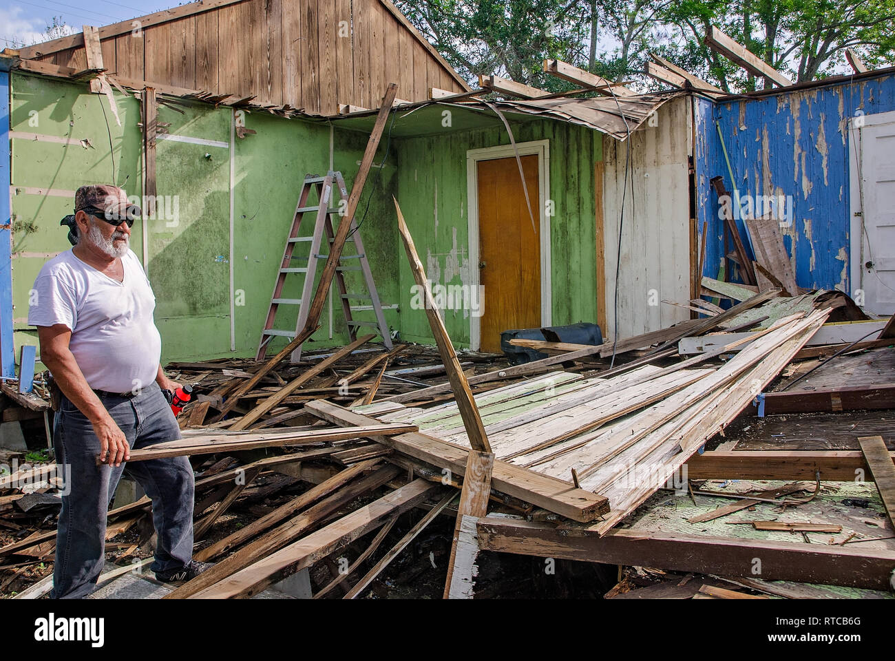 Joe Guerra Gespräche zu einem Nachbarn, wie er Schutt aus seiner Sturm löscht - beschädigte Home nach dem Hurrikan Harvey, der 4. Oktober 2017, in Refugio, Texas. Stockfoto