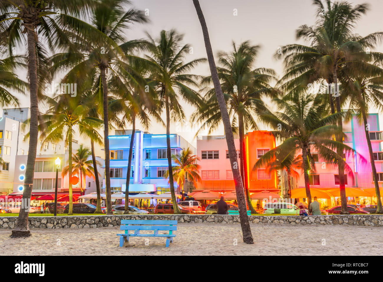 Miami Beach, Florida, USA am Ocean Drive bei Sonnenuntergang. Stockfoto