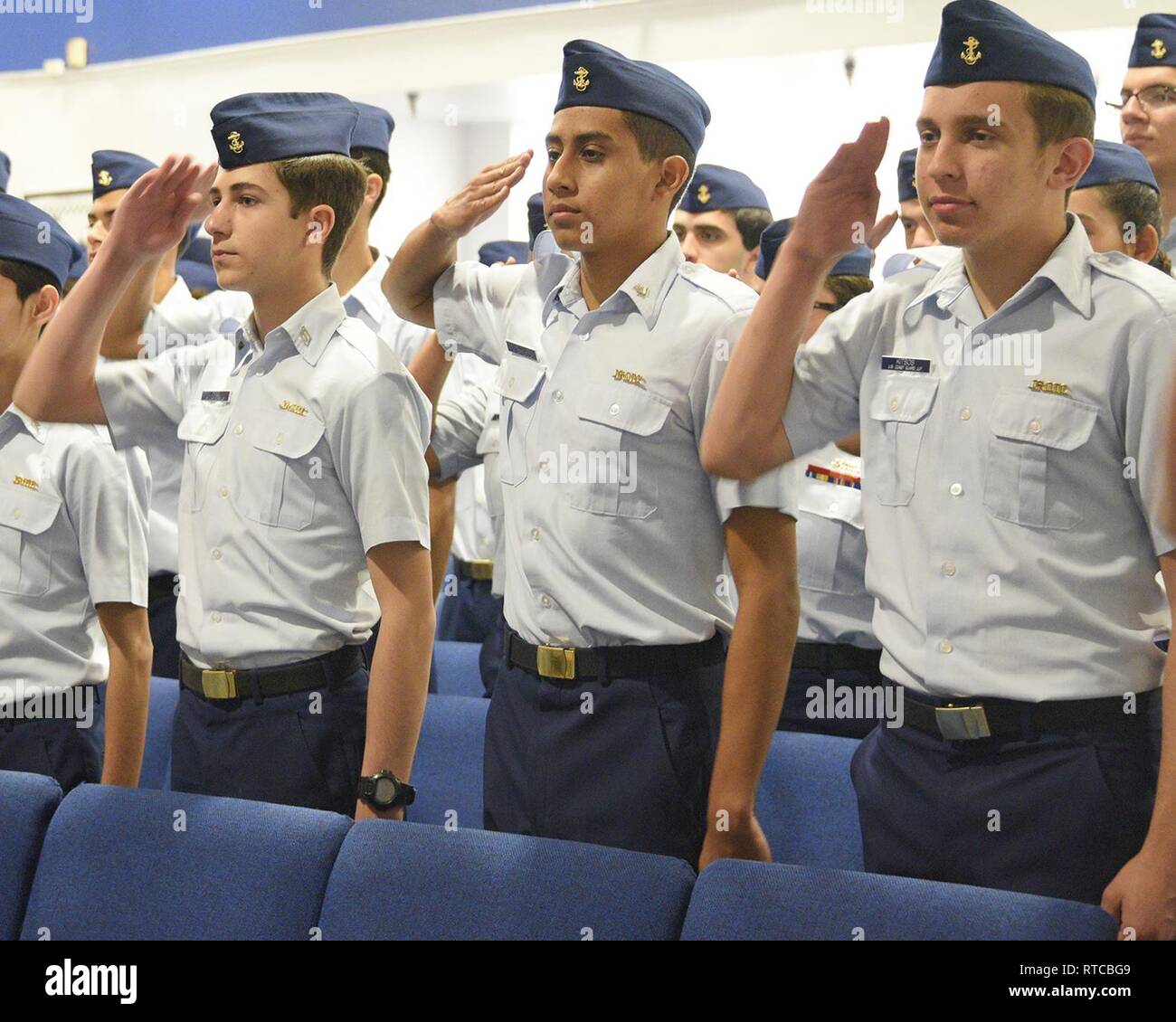 Mast Akademie Studenten grüßen während ihrer Pass-In - Review Donnerstag, 13.02.2019. Der Mast Academy ist ein See- und Wissenschaft Technologie Schule im Miami - Dade County Public school System. Us-Küstenwache Stockfoto