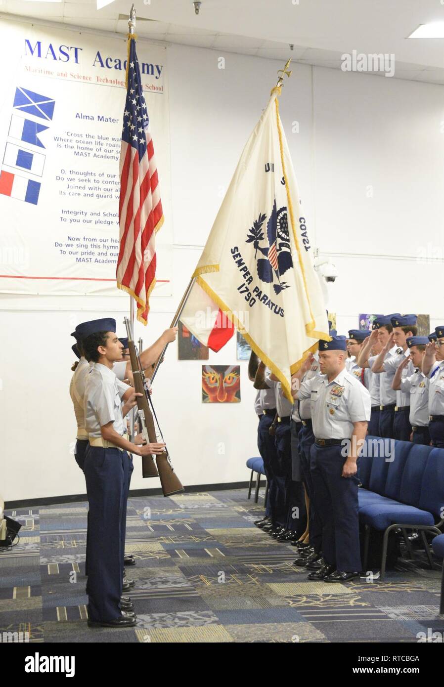 Der Mast Akademie Color Guard macht Ehren während ihrer Pass-In - Review Donnerstag, 13.02.2019. Der Mast Academy ist ein See- und Wissenschaft Technologie Schule im Miami - Dade County Public school System. Us-Küstenwache Stockfoto