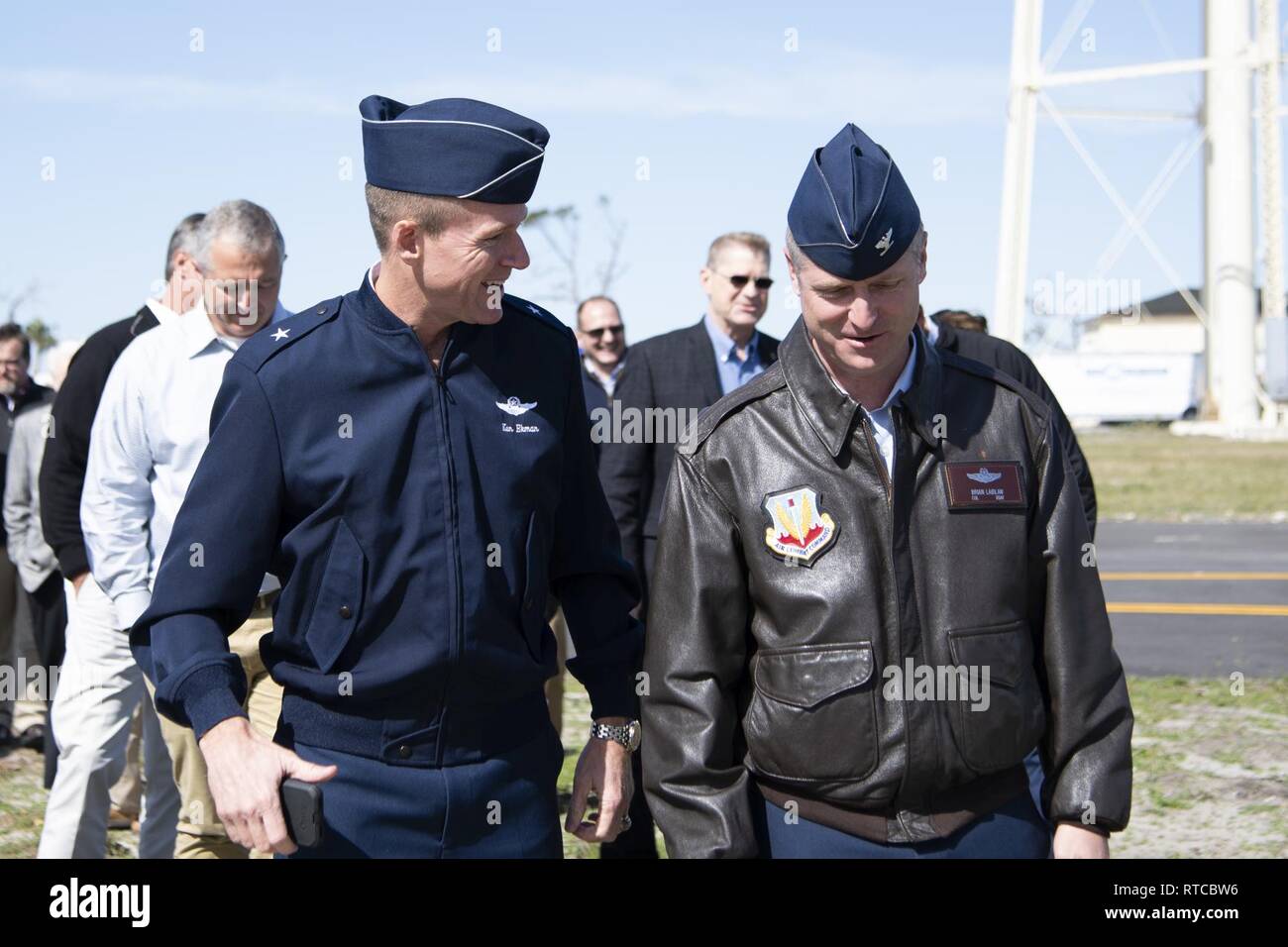 Us Air Force Brig. Gen. Ken Ekman, erste Air Force und Luftstreitkräfte Northern Command stellvertretender Kommandeur, spricht mit Oberst Brian Laidlaw, 325 Fighter Wing Commander, nach dem großen amerikanischen Verteidigung Gemeinschaften Feier an der Tyndall Air Force Base, Fla., 13.02.2019. Bay County, ist eine von fünf Gemeinden im ganzen Land eine große amerikanische Verteidigung der Gemeinschaft im Jahr 2019 genannt zu werden. Die Programmverantwortlichen arbeiten GADC militärischen Gemeinschaften und Regionen vor, die dazu beitragen, die Lebensqualität für Veteranen, Service für Mitglieder und deren Familien verbessern zu erkennen. Stockfoto