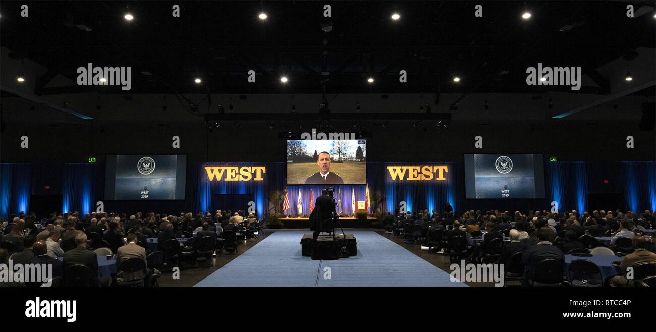 SAN DIEGO (Feb. 13, 2019) Leiter der Marineoperationen Adm. John M. Richardson bietet Eröffnung keynote Erläuterungen über Telekonferenz aus Washington Navy Yard während der West Coast 2019 Abteilung der Marine (DON) Informationstechnologie (IT)-Konferenz im Kongresszentrum San Diego, 24.02.13. Die dreitägige Veranstaltung war Feb 13-15 statt und diente als eine Gelegenheit für die Diskussion, Zusammenarbeit und Ausbildung von IT-Richtlinien und Initiativen. Im Rahmen der Konferenz, Marine Systeme Befehl (NAVSUP) Business Systems Center (BSC) Fachleute Marine One Touch Unterstützung vorgestellt, Marine B Stockfoto