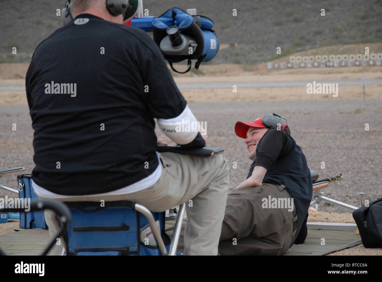 Sgt. Brian Stark, ein Mechaniker mit der 519Th unterstützen Sustainment Bataillon, ein Teil der 38th Sustainment Brigade Aktien ein Lachen mit einem anderen Shooter wie bereitet er ein Ziel 600 Yards entfernt zu schießen, am Mittwoch, 24.02.13, 2019 in Phoenix, AZ. Stockfoto