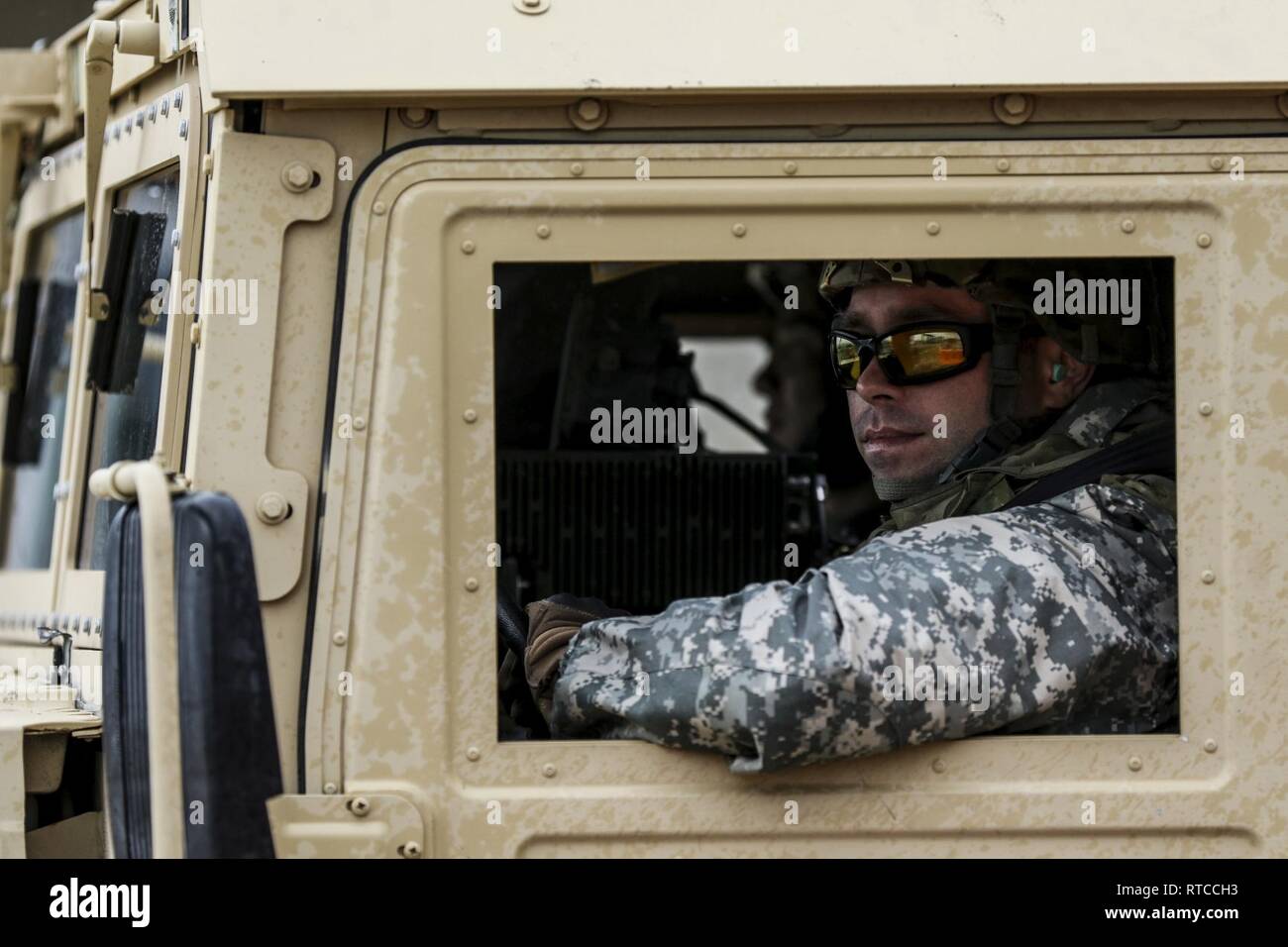 Us-Armee finden Sgt. Jonathan Dumas, Motor, im Transport Unternehmen, bereitet eine M 1151up-gepanzerten HMMWV während des Betriebs Cold Steel III am Fort Hunter Liggett, Calif., Feb 13, 2019 zu fahren. Schießwesen Besatzungen Fortschritte durch eine Reihe von immer schwierigeren Qualifikation Tischen, die von erfahrenen Sortierer ausgewertet wird. Betrieb Cold Steel III Züge und qualifiziert Armee-reserve Soldaten auf M2 .50 Kaliber Maschinengewehre, M19 40 mm automatische Granatwerfer und M 240 7,62-mm-Maschinengewehren Waffensysteme in Boden und montiert militärische Fahrzeuge, um tödliche Ein Stockfoto