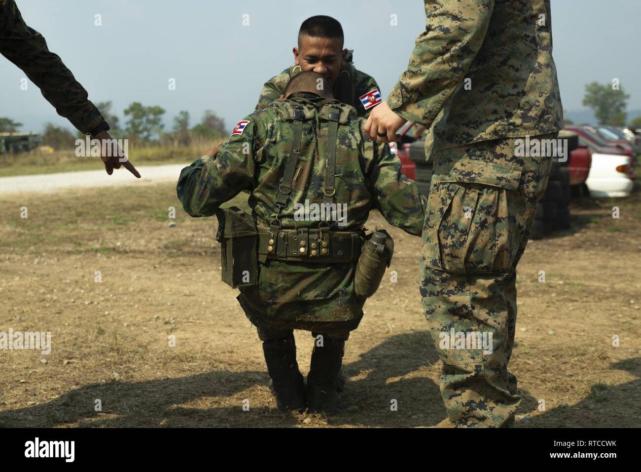 Royal Thai Marines an der Bekämpfung von Unfall- Hilfe Ausbildung, Übung Cobra Gold 19, Camp Ban Chan Khrem, Khao Khitchakut Bezirk, Thailand, 13.02.2019. Cobra Gold 19 ist ein Thai-US-Co - gefördert, dass die langjährige Freundschaft zwischen der thailändischen und der amerikanischen Bevölkerung repräsentiert. Die 31 Marine Expeditionary Unit, die Marine Corps' nur kontinuierlich vorwärts - bereitgestellt MEU, bietet eine flexible und tödlicher Gewalt bereit, eine breite Palette von militärischen Operationen als Premier Crisis Response Force im indopazifischen Region durchzuführen. Stockfoto