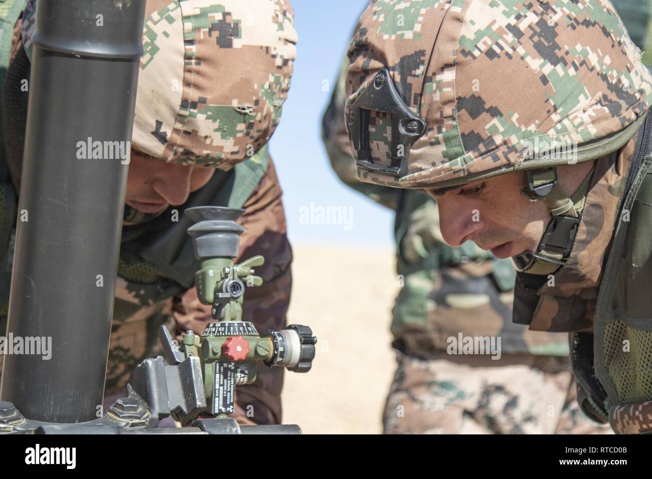 Ein Soldat mit 10 den Jordan Bundeswehr Bundesgrenzschutz Kraft sieht durch das Schauglas Einheit auf einem M252 81 mm Mörser system und die endgültige Einstellung vor der Waffe abfeuern während der Jordan operativen Engagement Program am 13.02.2019 ausserhalb von Amman, Jordanien. Als 1. der Oregon National Guard Squadron, 18 Cavalry Regiment weiterhin zu trainieren Seite an Seite mit Soldaten der JAF, Soldaten in der Lage sind, ein gemeinsames Verständnis der jeweiligen Verfahren unter Einsatz des Direct-lay Engagement Technik zu bauen. Die gemeinsame - Mörser Teams waren in der Lage, effektiv zu kommunizieren und e Stockfoto