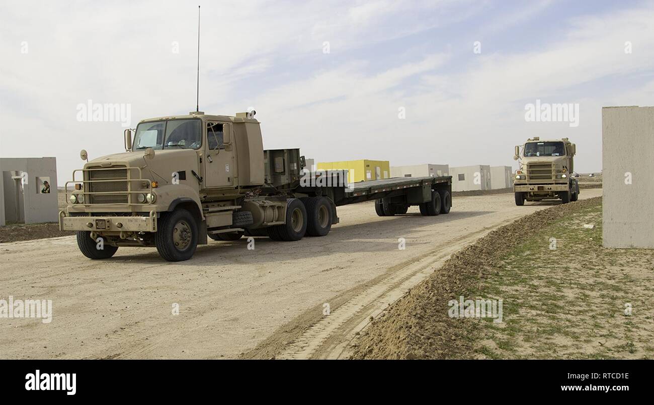Ein M915 Truck bereitet Abdeckung zu einem anderen M 915 Lkw bei einer  situativen Übung im Camp Buehring, Kuwait, 13.02.2019 Stockfotografie -  Alamy