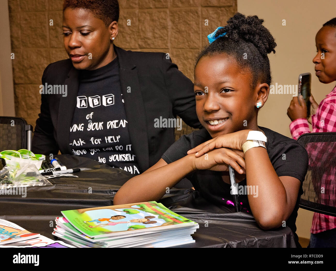 Junge Autorin Nia Mya Reese, rechts, Gespräche mit Fans von ihr Buch, "Umgang mit und Pflege für Ihre nervigen kleinen Bruder," in Birmingham, Alabama. Stockfoto