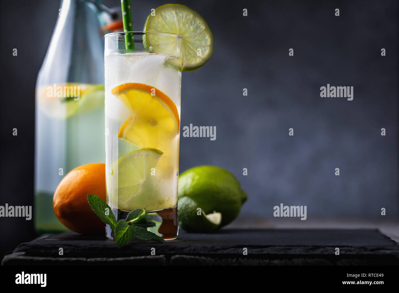 Erfrischende Zitrone und Limette Tonic auf einen Tisch mit Platz kopieren Stockfoto