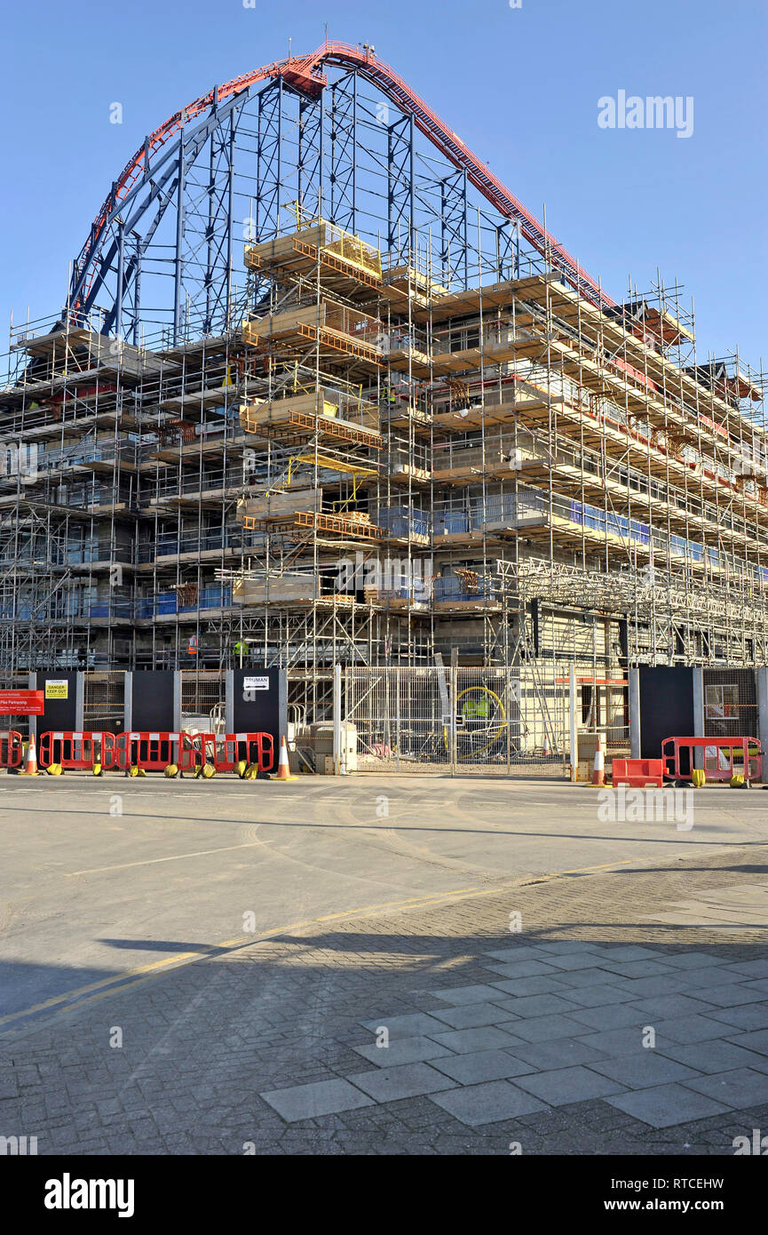 Baustelle des neuen Boulevard Hotel vor der Großen Achterbahn in Blackpool Pleasure Beach Amusement Park, Lancashire, Großbritannien Stockfoto