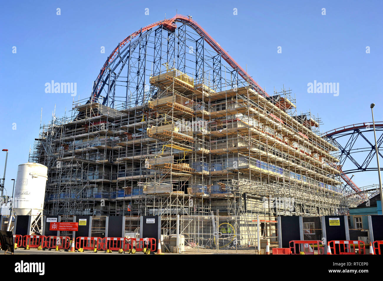 Baustelle des neuen Boulevard Hotel vor der Großen Achterbahn in Blackpool Pleasure Beach Amusement Park, Lancashire, Großbritannien Stockfoto