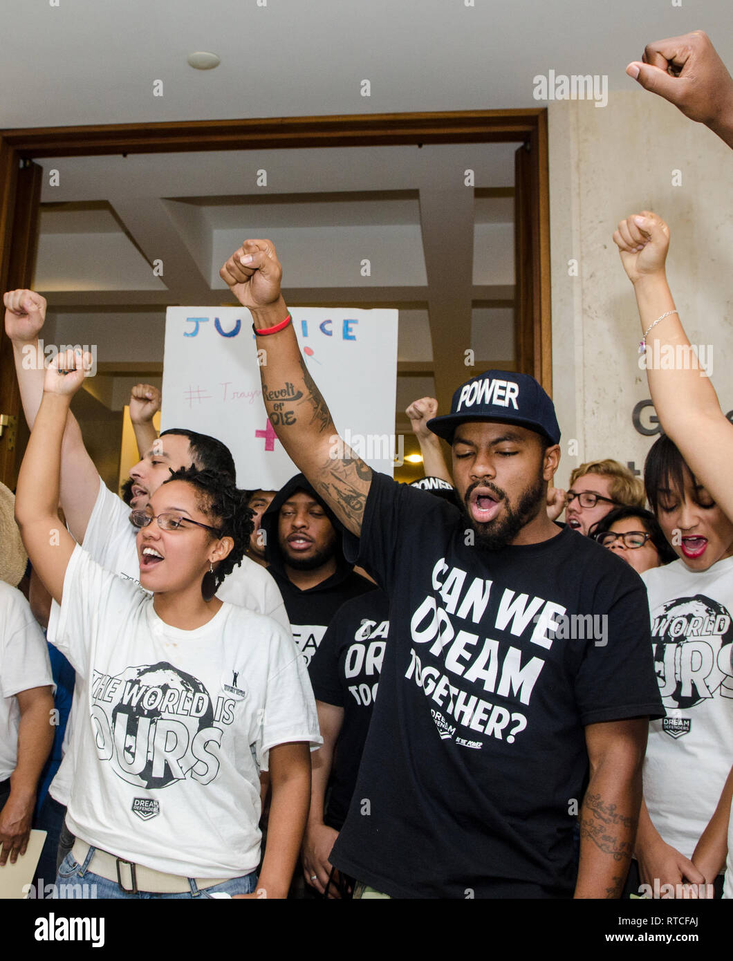 Der Traum Verteidiger, einschließlich Melanie Andrade (Mitte) und Phillip Agnew (rechts), heben sie ihre Fäuste während eines Protestes in Tallahassee, Florida. Stockfoto
