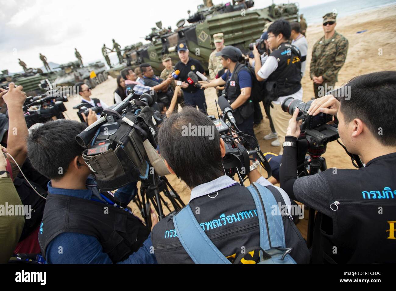 Die US-Botschaft Kostenlos d'Affaires Peter Haymond nimmt Fragen aus den Medien, nachdem ein amphibisches Übung während der Cobra Gold 2019 zum Hat Yao Strand, Königreich Thailand, Feb 16, 2019. Cobra Gold zeigt das Engagement des Königreichs Thailand und den Vereinigten Staaten zu unseren langjährigen Allianz, fördert regionale Partnerschaften und Vorschüsse Sicherheitszusammenarbeit im Indo-pazifischen Region. Stockfoto