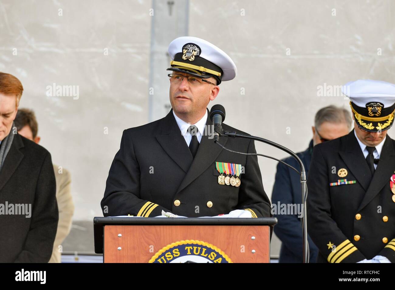 SAN FRANCISCO (Feb. 16, 2019) Lt.cmdr Scott Shields, ein Eingeborener von Rock Springs, Wyoming und Marine Kaplans, Commander, Littoral Combat Ship Squadron zugewiesen, gibt der Aufruf während der Inbetriebnahme Zeremonie des Littoral Combat Ship USS Tulsa (LCS 16). LCS 16 ist die fünfzehnte Littoral Combat Ship die Flotte und die achte der Unabhängigkeit Variante eingeben. Es ist die zweite Marine Combat Ship benannt nach Tulsa ist die zweitgrößte Stadt in Oklahoma. Stockfoto
