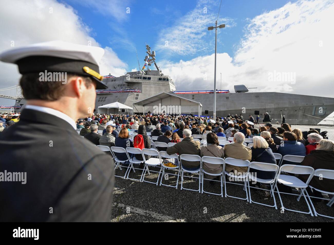 SAN FRANCISCO (Feb. 16, 2019) Gäste hören während einer Begrüßungsrede für die Aussendung von Littoral Combat Ship USS Tulsa (LCS 16). LCS 16 ist die fünfzehnte Littoral Combat Ship die Flotte und die achte der Unabhängigkeit Variante eingeben. Es ist die zweite Marine Combat Ship benannt nach Tulsa ist die zweitgrößte Stadt in Oklahoma. Stockfoto