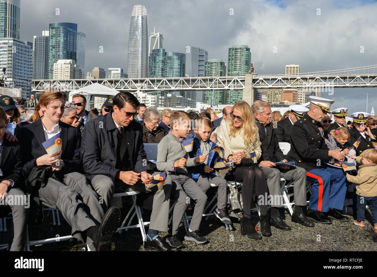 SAN FRANCISCO (Feb. 16, 2019) Gäste beobachten während der Inbetriebnahme Zeremonie des Littoral Combat Ship USS Tulsa (LCS 16). LCS 16 ist die fünfzehnte Littoral Combat Ship die Flotte und die achte der Unabhängigkeit Variante eingeben. Es ist die zweite Marine Combat Ship benannt nach Tulsa ist die zweitgrößte Stadt in Oklahoma. Stockfoto