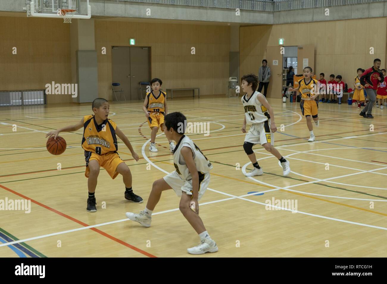 Amerikanische und Japanische Jugend spielen in einem Basketball Turnier Feb 17. 2019 im Renaissance Sports Club, Nakagami, Okinawa Japan. Die Spiele wurden gehalten, Jugendlichen die Chance zu konkurrieren Basketball über Kulturen genießen und zu geben. Stockfoto