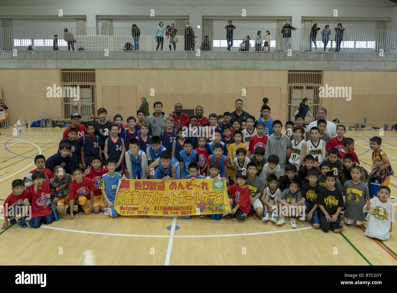 Amerikanische und Japanische Jugend spielen in einem Basketball Turnier Feb 17. 2019 im Renaissance Sports Club, Nakagami, Okinawa Japan. Die Spiele wurden gehalten, Jugendlichen die Chance zu konkurrieren Basketball über Kulturen genießen und zu geben. Stockfoto