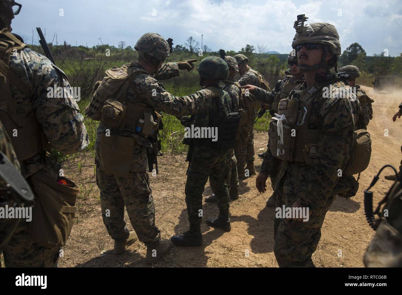 Marines mit Bataillon Landung Team, 1.BATAILLON, 4 Marines, koordiniert die Bewegung mit dem Royal Thai Marines während der Übung Cobra Gold 19.1 bei Ban Chan Khrem, Thailand, Jan. 17, 2019. Übung Cobra Gold zeigt das Engagement des Königreichs Thailand und den Vereinigten Staaten zu unseren langjährigen Allianz, fördert regionale Partnerschaften und Vorschüsse Sicherheitszusammenarbeit im Indo-pazifischen Region. Die 31 Marine Expeditionary Unit, die Marine Corps' nur kontinuierlich vorwärts - bereitgestellt MEU, bietet eine flexible und tödlicher Gewalt bereit, eine breite Palette von militärischen Operationen durchführen wie t Stockfoto