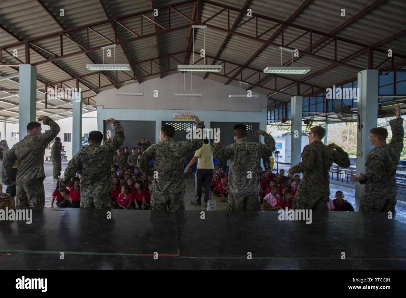 Marines mit Bataillon Landung Team, 1.BATAILLON, 4 Marines, Tanz mit Thai Schule Kinder während der Übung Cobra Gold 19.1 auf einer gemeinschaftlichen Beziehungen Reise bei Ban Chan Khrem, Thailand, Jan. 18, 2019. Übung Cobra Gold zeigt das Engagement des Königreichs Thailand und den Vereinigten Staaten zu unseren langjährigen Allianz, fördert die regionale Partnerschaften im Indo-pazifischen Region. Die 31 Marine Expeditionary Unit, die Marine Corps' nur kontinuierlich vorwärts - bereitgestellt MEU, bietet eine flexible und tödlicher Gewalt bereit, eine breite Palette von militärischen Operationen als Premier Krise bzw. durchführen Stockfoto