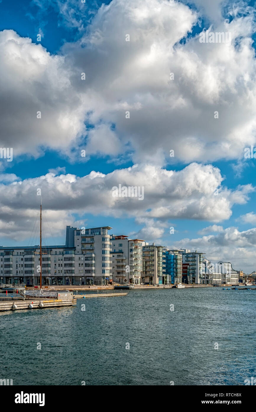 Eine sonnige Aussicht auf den norra hamnen Yachthafen in Helsingborg in Schweden. Stockfoto