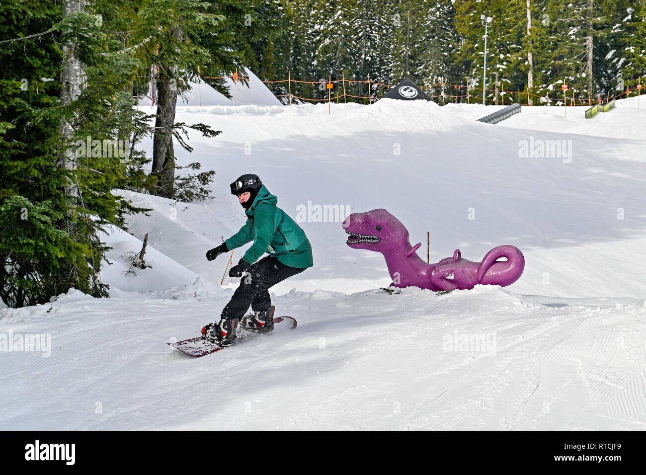 Junge Snowboarden am Mount Seymour Ski Hill, North British Columbia, Kanada Stockfoto