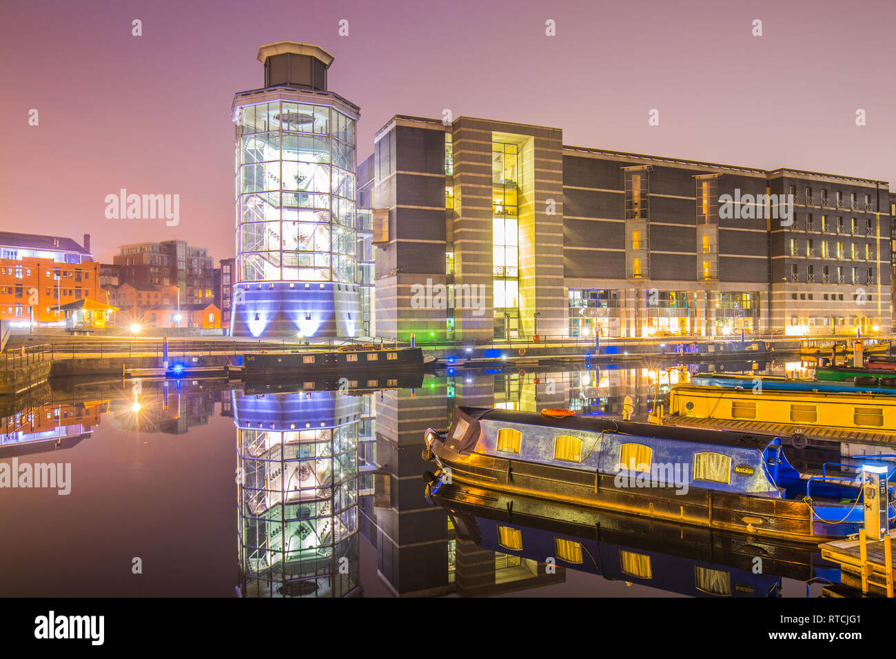 Reflexionen an den Royal Armouries Museum in Leeds Dock. Stockfoto