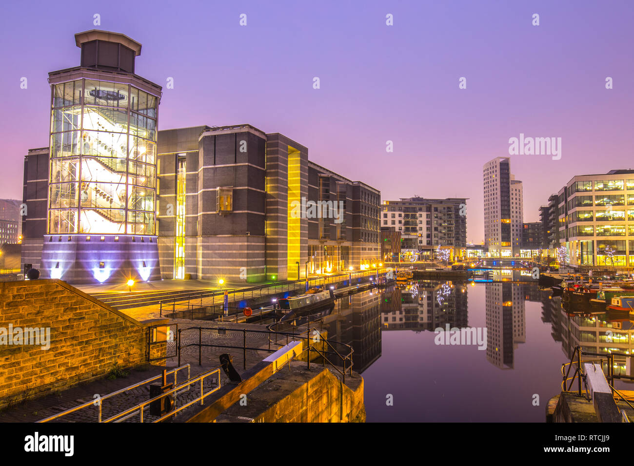 Reflexionen an den Royal Armouries Museum in Leeds Dock. Stockfoto