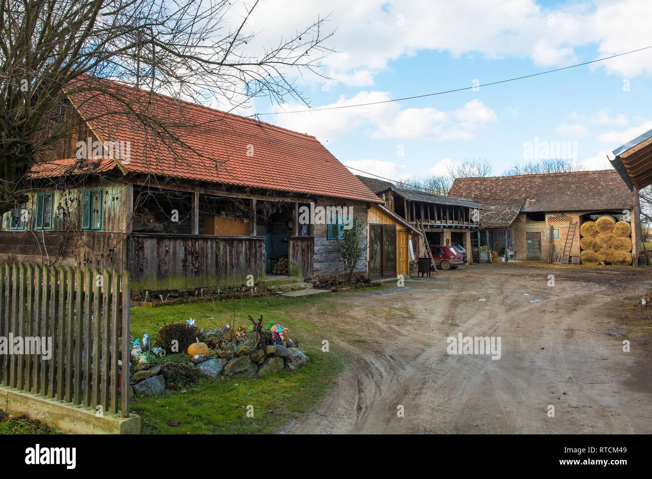 Einen kleinen Hof im Dorf Cigoc in Sisak-Moslavina County in Zentral Kroatien Stockfoto