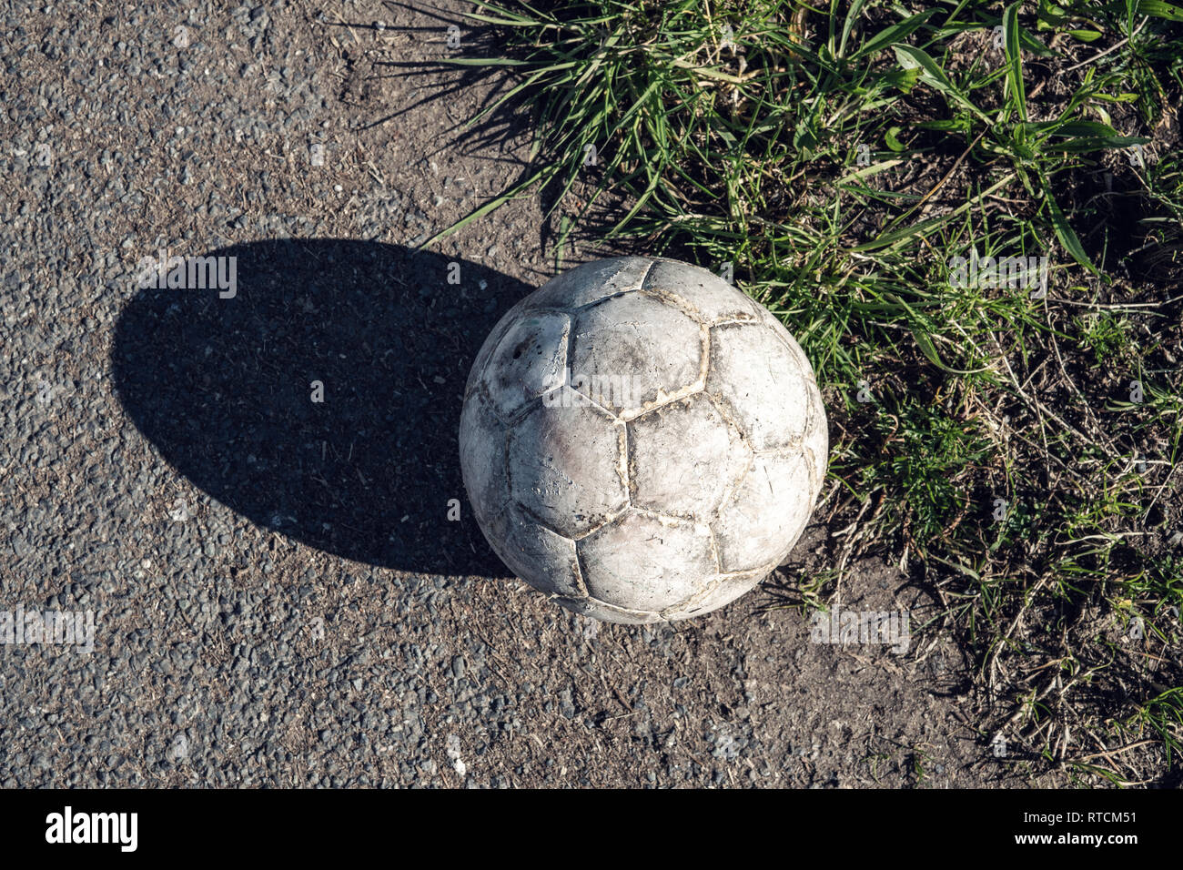 Gealterte weiße Fußball auf Asphalt Stockfoto
