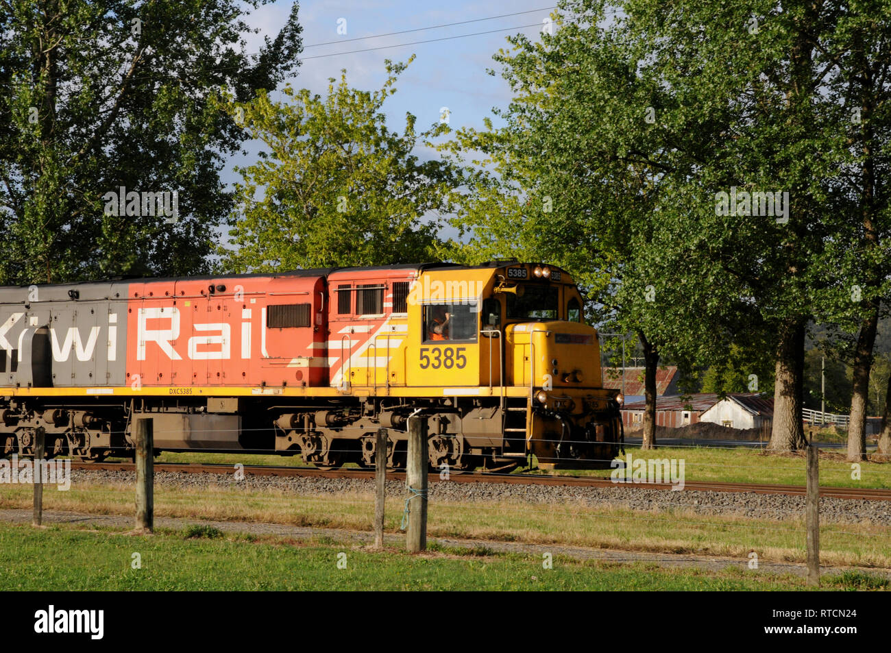 Kiwi Rail Lokomotive bei Reefton auf Neuseelands Südinsel. Die Lokomotiven auf dieser Leitung werden verwendet, um Kohle zu schleppen. Stockfoto