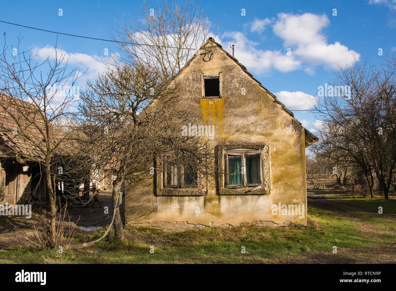 Eine verlassene historische Gebäude in dem kleinen Dorf Cigoc Dorf in Sisak-Moslavina County, zentrale Kroatien Stockfoto