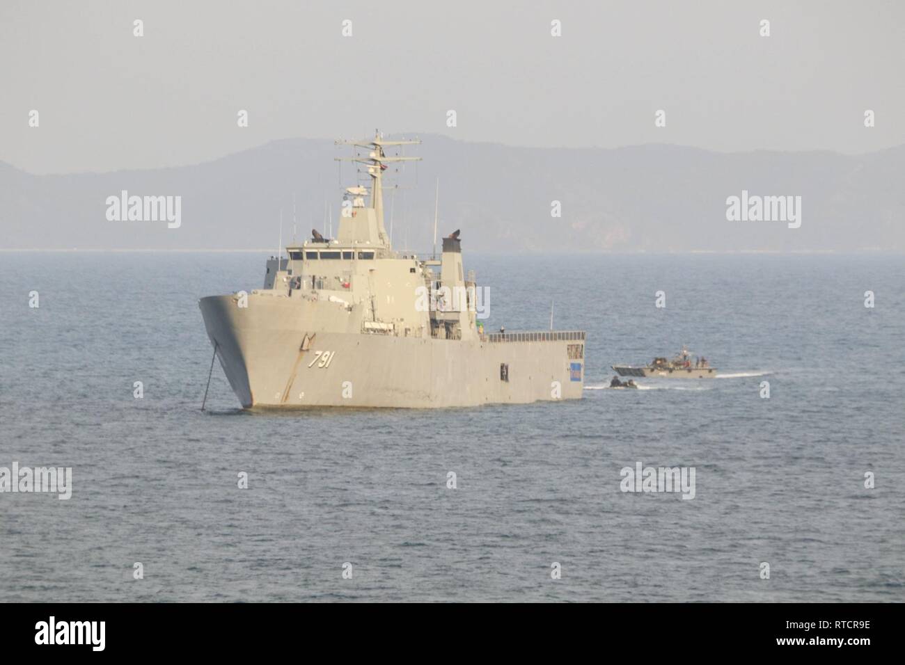 Golf von Thailand (Feb. 15, 2019) - ein Angriff Amphibienfahrzeug (AAV) zugeordnet. bis 31 Marine Expeditionary Unit (MEU) Ansätze der gut Deck der Royal Thai Navy Landing Platform Dock Schiff HTMS Angthong (LPD 791) als Vorbereitung für eine amphibische Übung. Die amphibious Transport dock Schiff USS Green Bay LPD (20), Teil der Wasp amphibischen bereit, Gruppe, mit Eingeschifft 31 Marine Expeditionary Unit (MEU), in Thailand, die in der Übung Cobra Gold 2019 zu beteiligen. Cobra Gold ist eine multinationale Übung von Thailand und den Vereinigten Staaten gefördert, regionale Secu vorzurücken Stockfoto