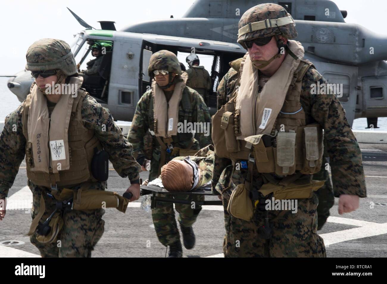 Golf von Thailand (Feb. 15, 2019) - U.S. Navy Hospital corpsmen und Royal Thai Marines tragen einen simulierten Patienten von einem UH-1Y Huey Hubschrauber, der Marine Light Attack Helicopter Squadron (HMLA) 267 zugeordnet, auf dem Flugdeck des amphibious Transport dock Schiff USS Green Bay LPD (20) Während ein Unfall Evakuierungsübung. Green Bay, Teil der Wasp amphibischen bereit, Gruppe, mit Eingeschifft 31 Marine Expeditionary Unit (MEU), in Thailand, die in der Übung Cobra Gold 2019 zu beteiligen. Cobra Gold ist eine multinationale Übung von Thailand und den Vereinigten Staaten gefördert, die auf Ad konzipiert Stockfoto