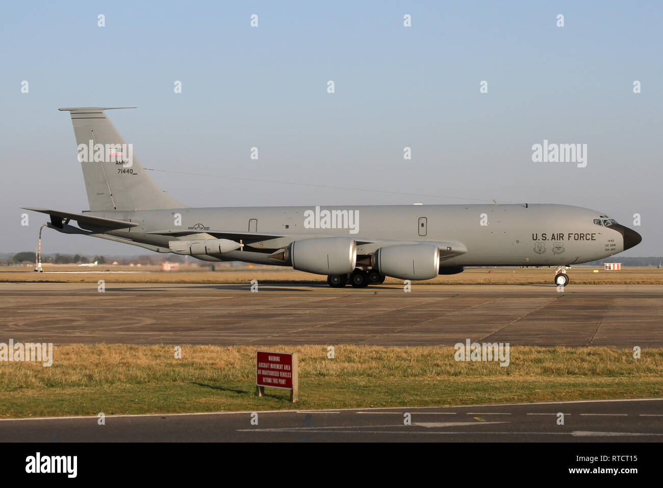 USAF KC-135 Stratotanker R aus Rollen auf die Rollbahn des RAF Mildenhall und Rückkehr zu parken. Stockfoto