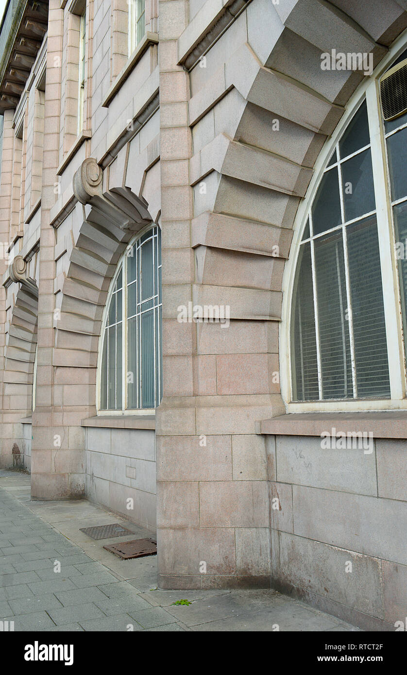 Details von Windows im ehemaligen Aberdeen Telefonzentrale, edwardianische Architektur von Leonard Stokes 1908-09 Stockfoto