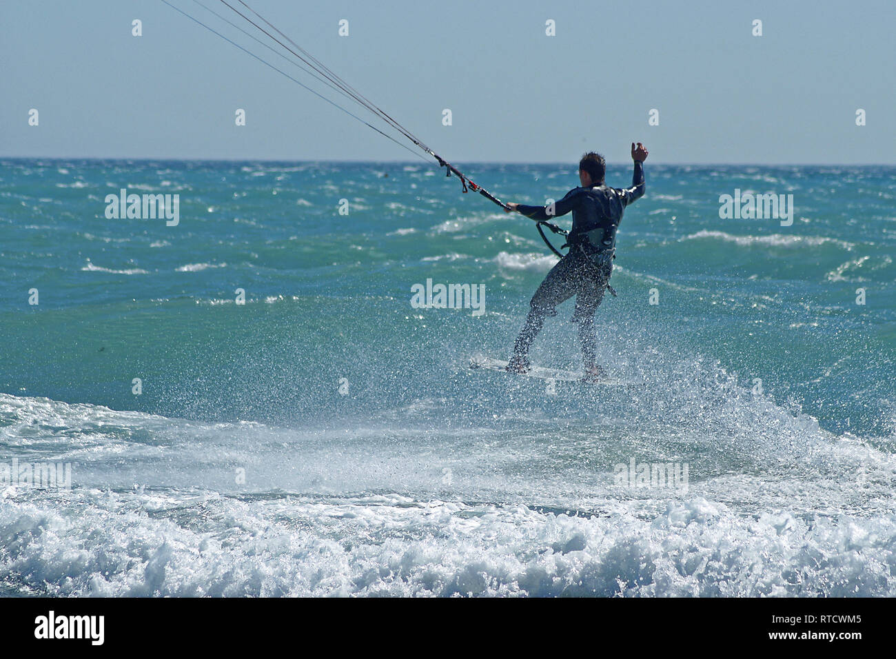 Kite boarder über die Wellen während einer windigen Tag fliegen in Französische Riviera Stockfoto