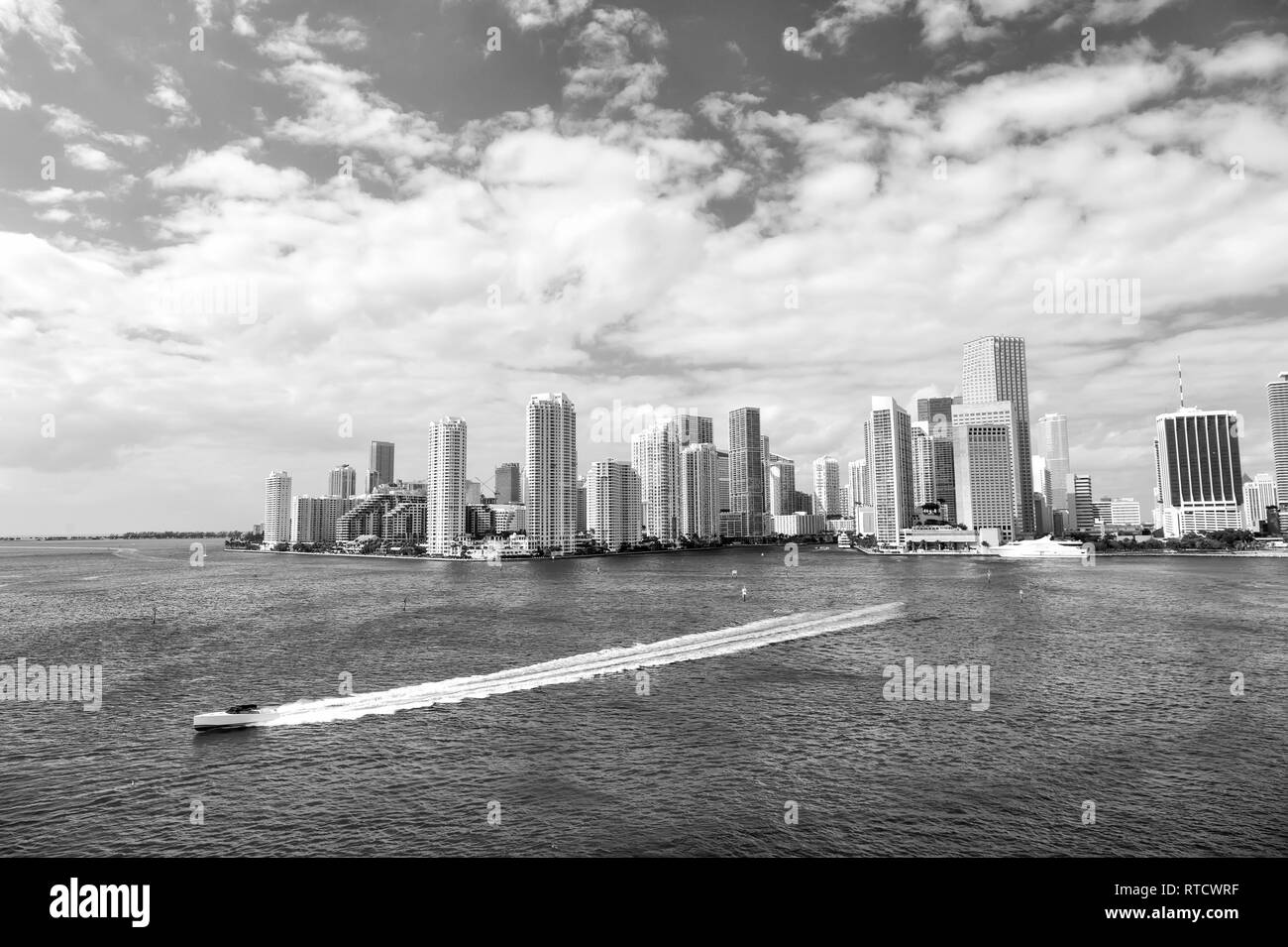 Miami Wolkenkratzer mit blauen bewölkten Himmel, Yacht oder Boot segeln neben Miami Downtown, Luftaufnahme, South Beach Stockfoto