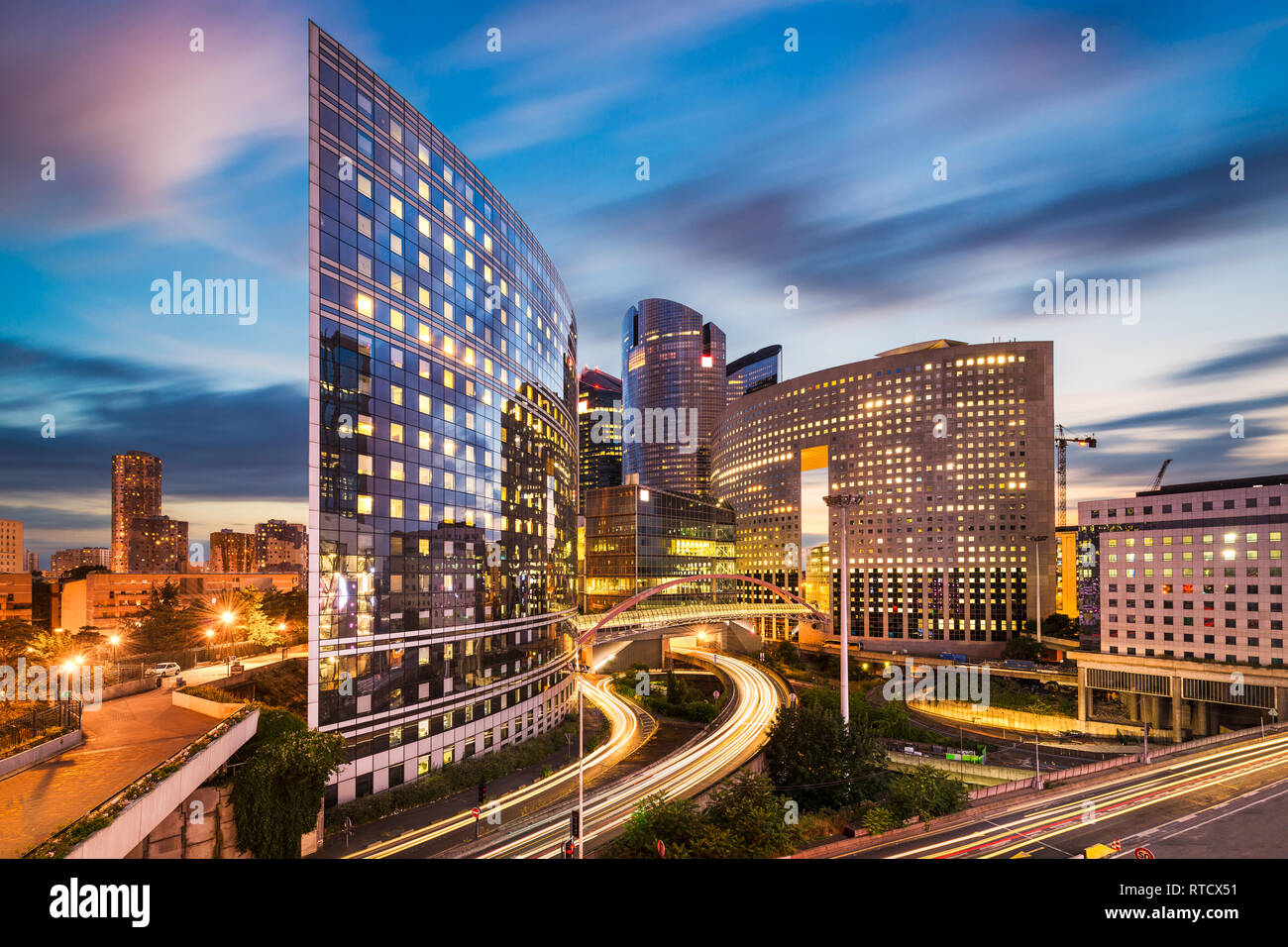 Geschäftsviertel La Défense bei Nacht, Paris Stockfoto