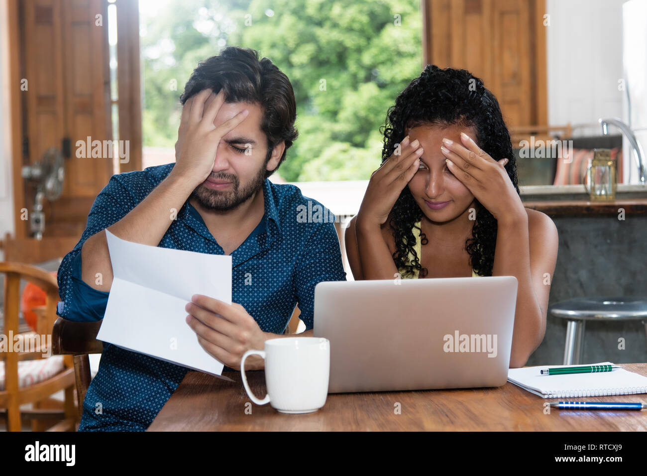 Lateinamerikanischen Paar ohne Geld innen zu Hause Stockfoto