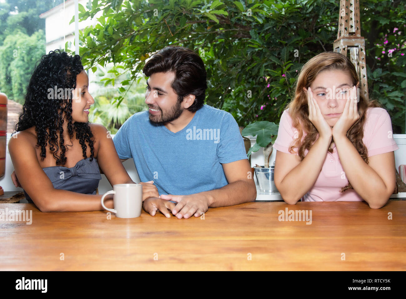 Schüchtern einzelne Frau mit Freunden warten auf einen Mann für dating Stockfoto