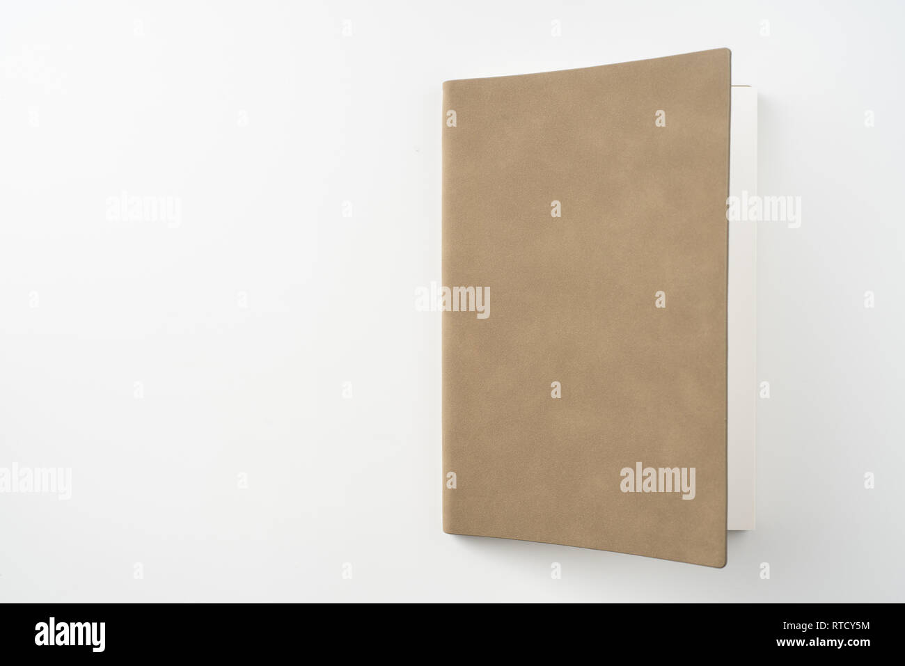 Designkonzept - Ansicht von oben öffnen Hochwertige braun Notebook Cover auf weißem Hintergrund für mockup Serie 1 Stockfoto