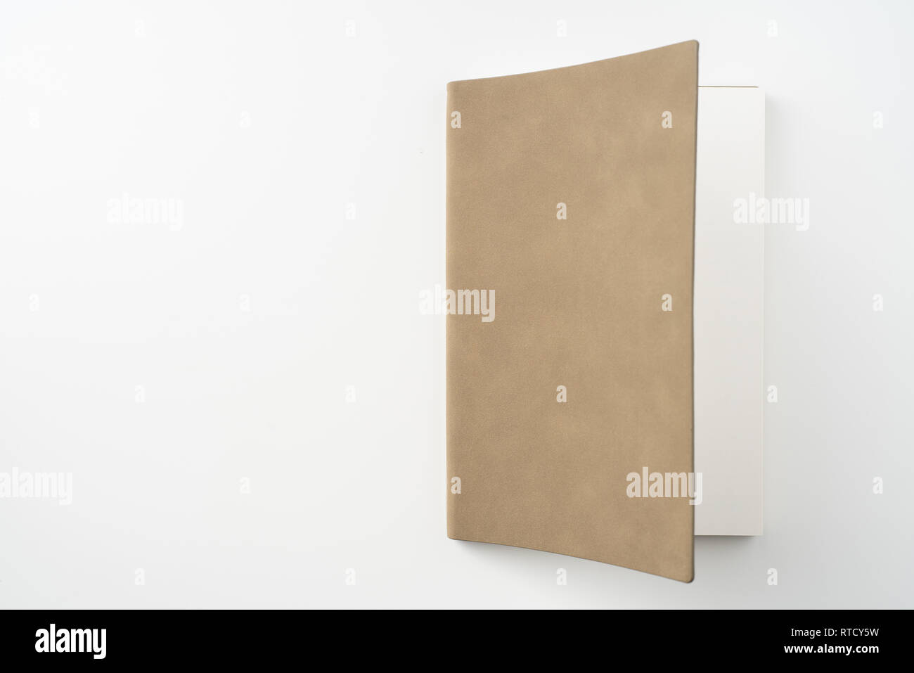 Designkonzept - Ansicht von oben öffnen Hochwertige braun Notebook Cover auf weißem Hintergrund für mockup Serie 2 isoliert Stockfoto