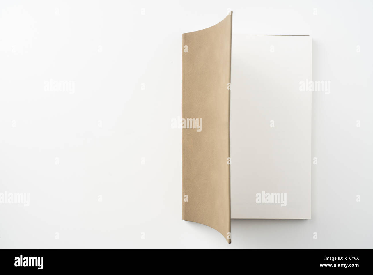 Designkonzept - Ansicht von oben öffnen Hochwertige braun Notebook Cover auf weißem Hintergrund für mockup Serie 4 isoliert Stockfoto