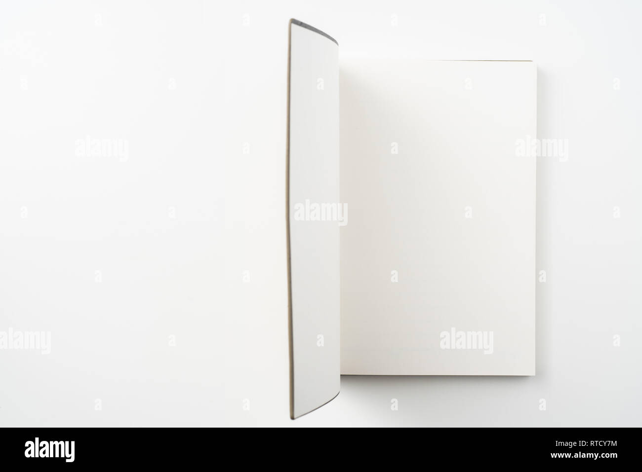 Designkonzept - Ansicht von oben öffnen Hochwertige braun Notebook Cover auf weißem Hintergrund für mockup Serie 6 isoliert Stockfoto