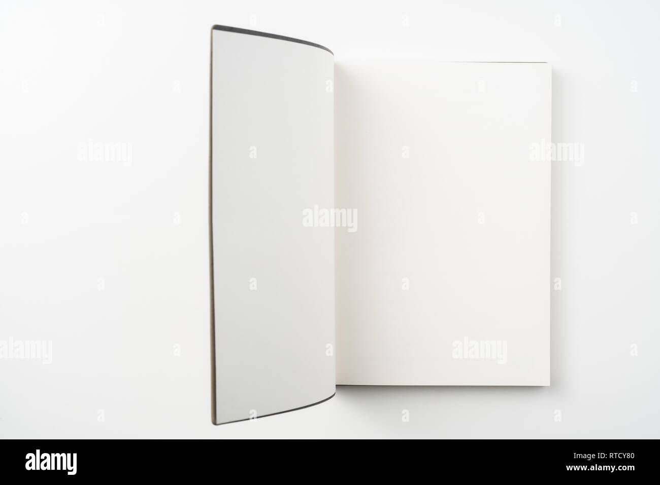 Designkonzept - Ansicht von oben öffnen Hochwertige braun Notebook Cover auf weißem Hintergrund für mockup Serie 7 isoliert Stockfoto